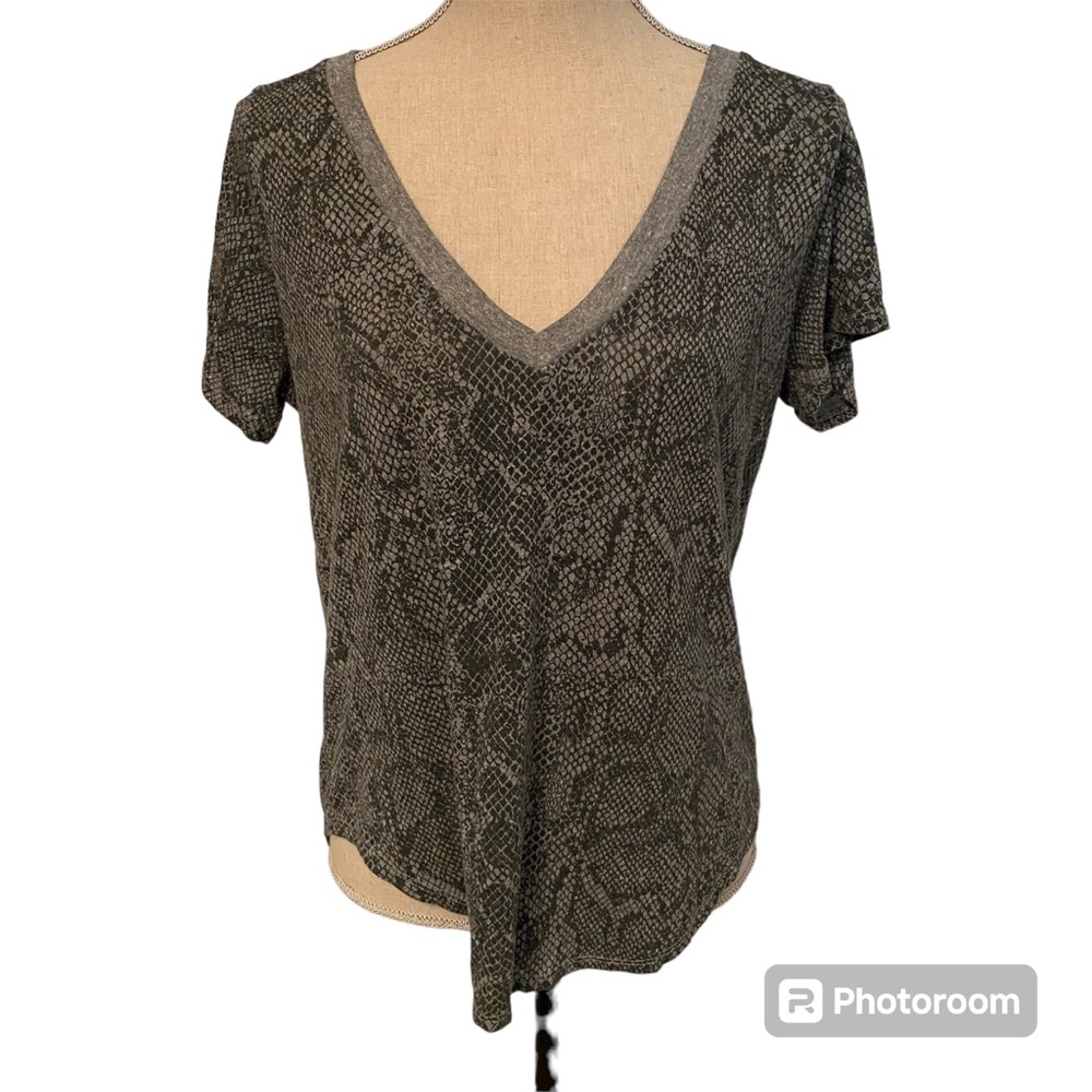 CHASER TOP TEE SHORT SLEEVE V-NECK GRAY BLACK REPTILE PRINT Size M